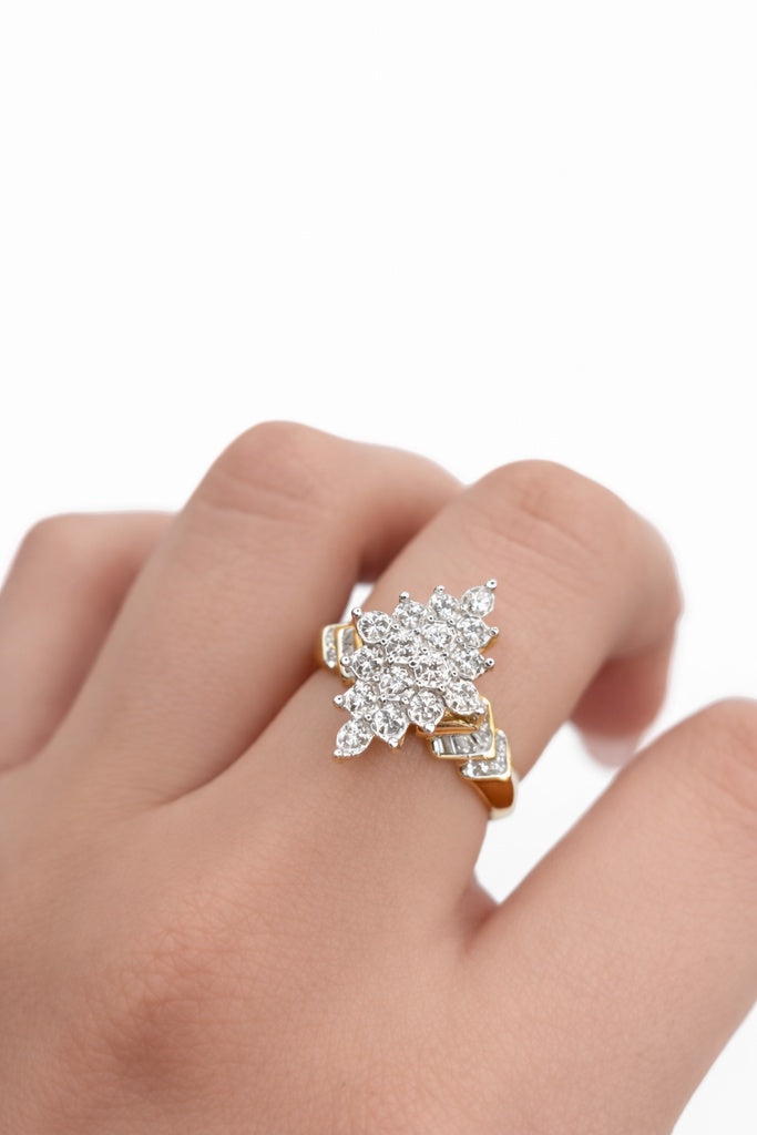 10KT ALMOND BAGUETTE DETAILS DIAMOND RING Size 7/0.28CT