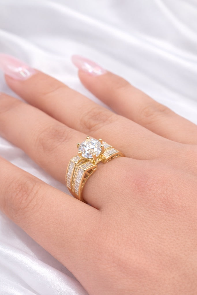 10KT BEAUTIFUL ENGAGEMENT RING WITH BAGUETTE DETAILS SIZE 8 Weight 4GR