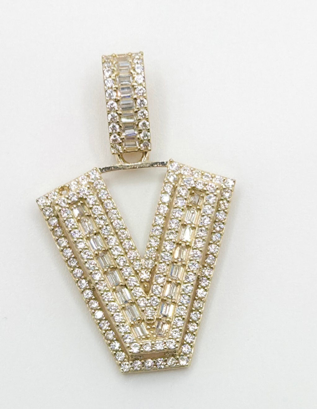 10KT SMALL CZ ''V'' LETTER PENDANT Weight 4GR