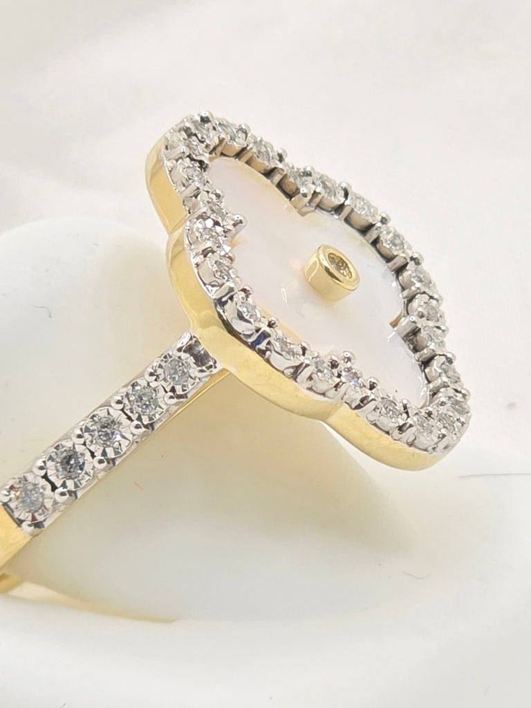 10KT GOLD AND DIAMOND FLOWER RING Size 18MM SIZE 7 Weigth 6.6 GRS