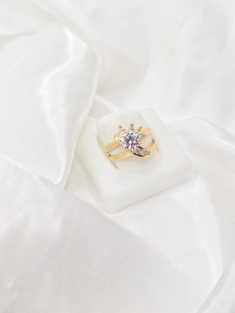 10KT ASYMMETRIC FLOWER SHAPED WOMEN'S ENGAGEMENT RING Size 7 Weight 5.2GR