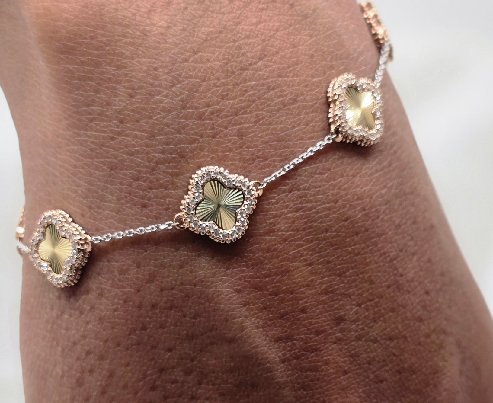 10KT TWOTONE DIAMOND CLOVER BRACELET 10MM 7IN