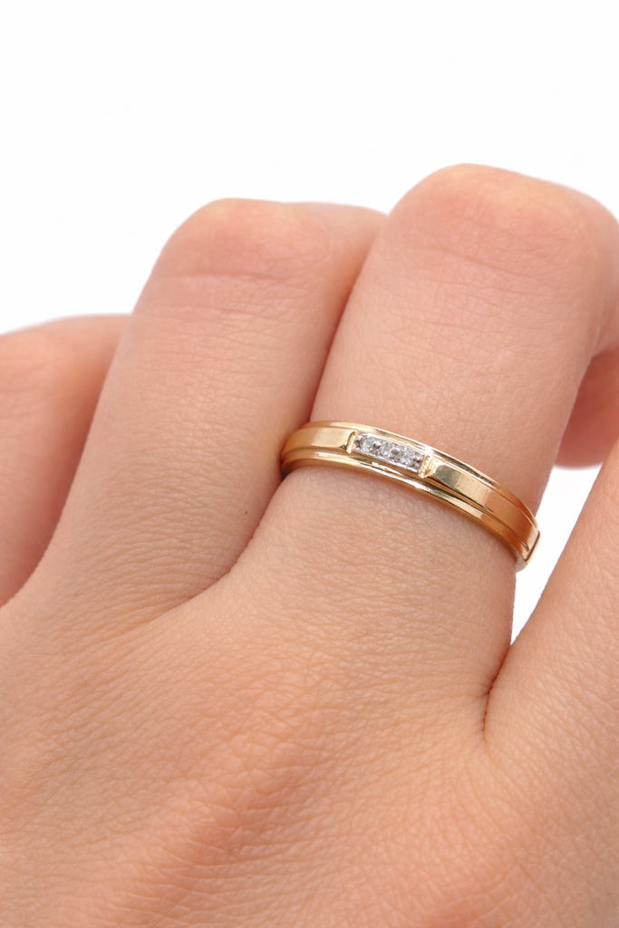10KT  DELICATE DIAMOND BAND RING Size 7 Weigth 1.2GR