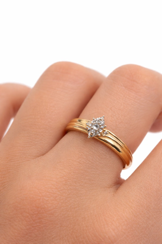 10KT SMALL ALMOND SHAPE DIAMOND PROMISE RING Size 7 Weigth 2.3GR