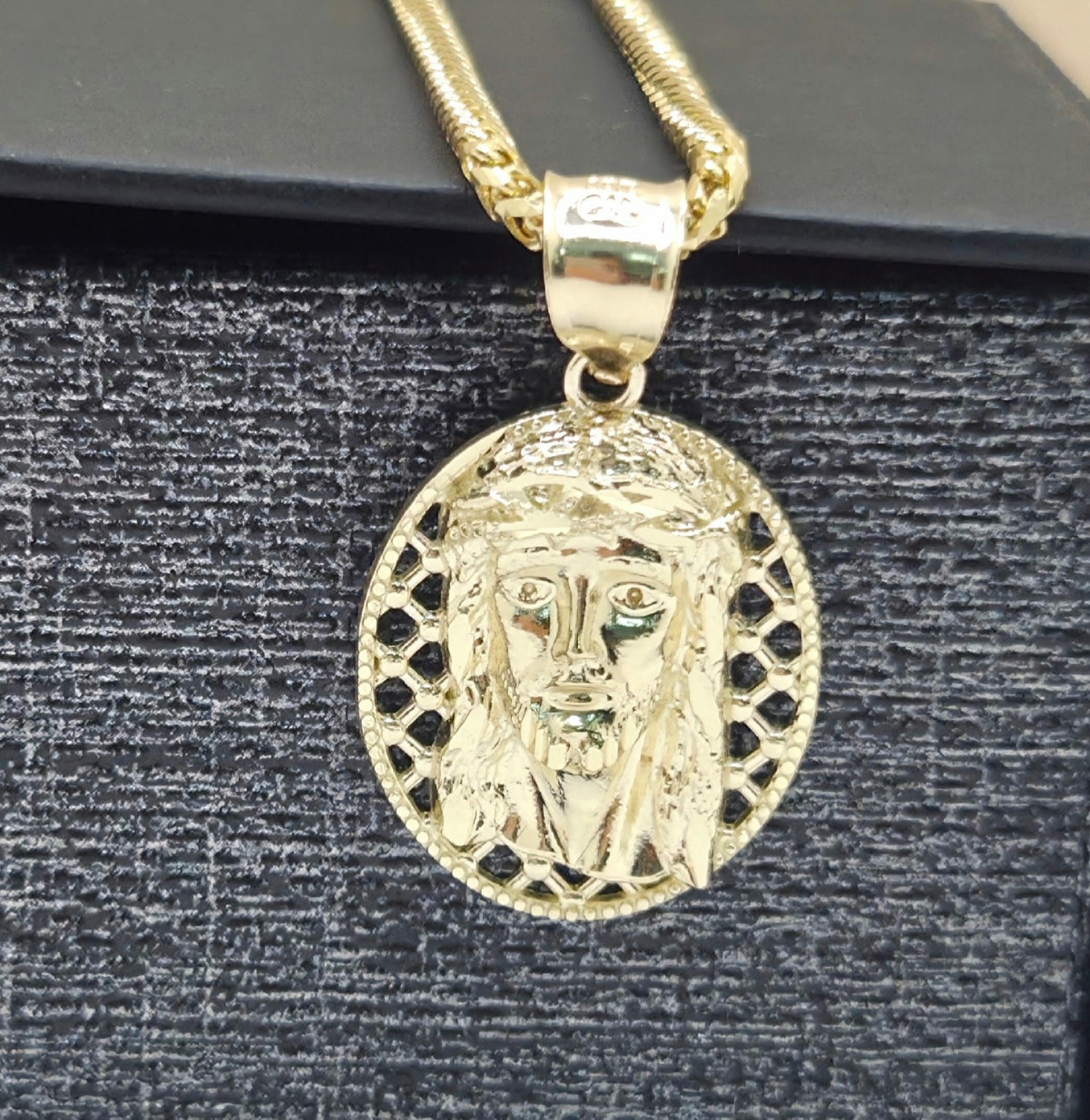 10KT MEDIUM OVAL NET BACKGROUND JESUS FACE Weight 2.2GR