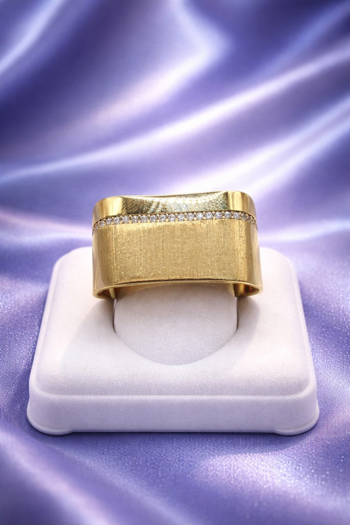 10KT ELEGANT NEVADA DESIGN CZ DETAIL RING Size 9 Weight 5.1GR