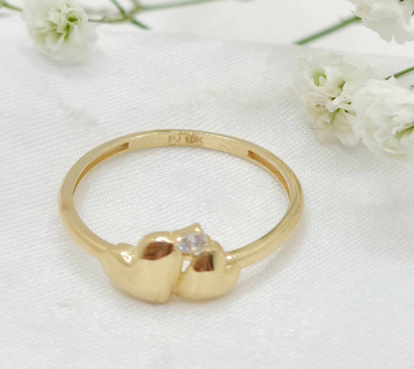 10KT TWO SMALL HEARTS RING Size 6-7 Weight 1.5GR