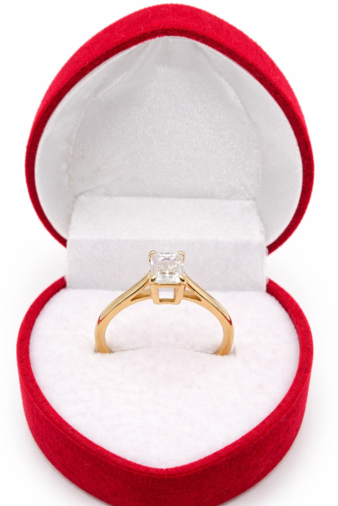 10KT MOISSANITE 1.13CTW VVS D COLOR PROMISE RING Size 7 Weigth 2.2 GRS