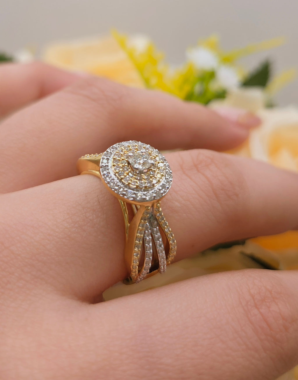 14KT EXOTIC ROUND TWO TONE DETAILS NATURALS DIAMONDS WOMAN'S RINGSize 7.5 Weigth