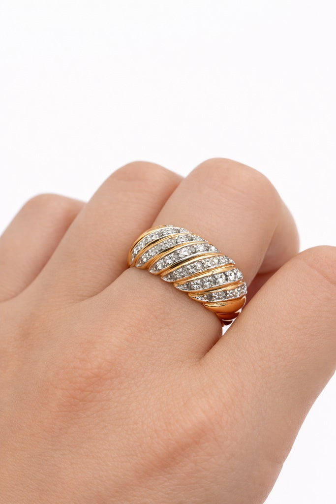 10KT SHELL SHAPE DIAMOND WOMAN'S RING Size 6.5 Weight 4.8GR
