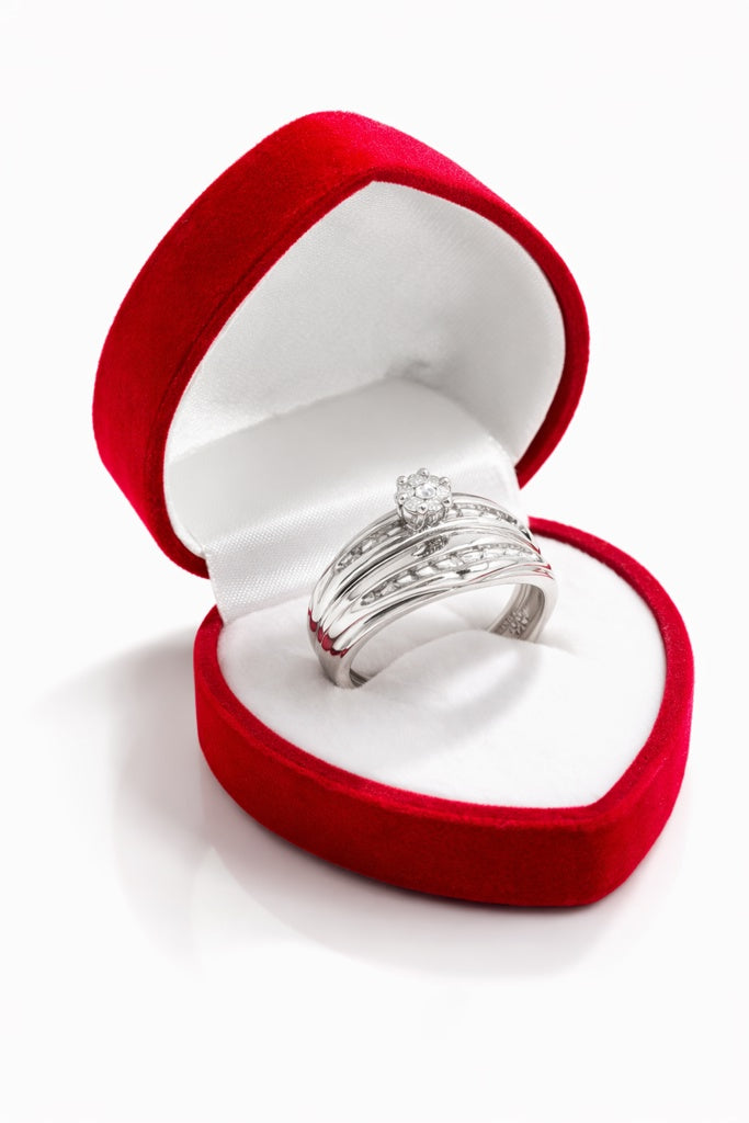 10KT WHITE GOLD AND DIAMOND ENGAGEMENT WOMAN'S RING  Size 7 Weight 4.5GR