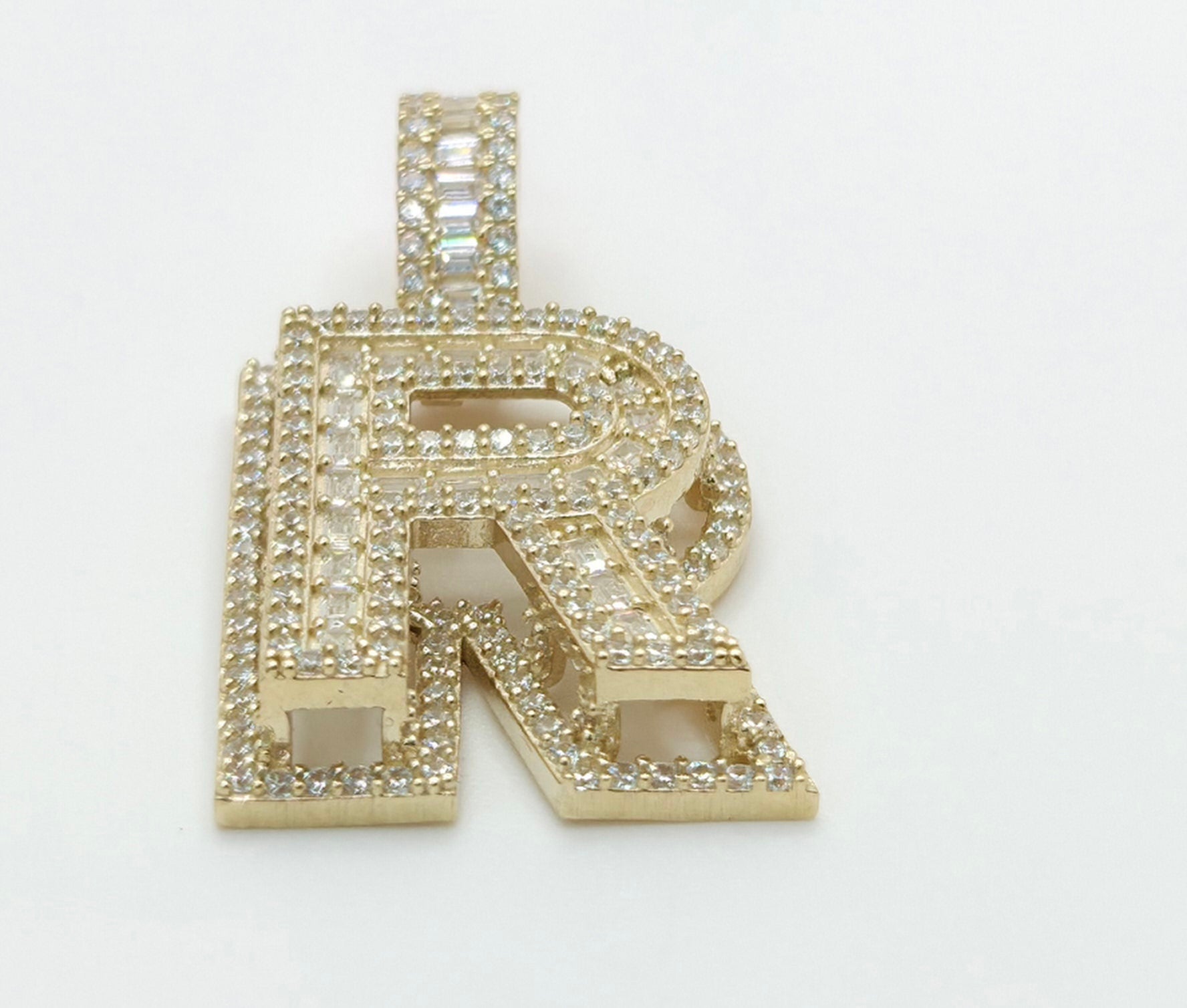 10KT MEDIUM CZ "R" LETTER PENDANT Weight 6.3GR