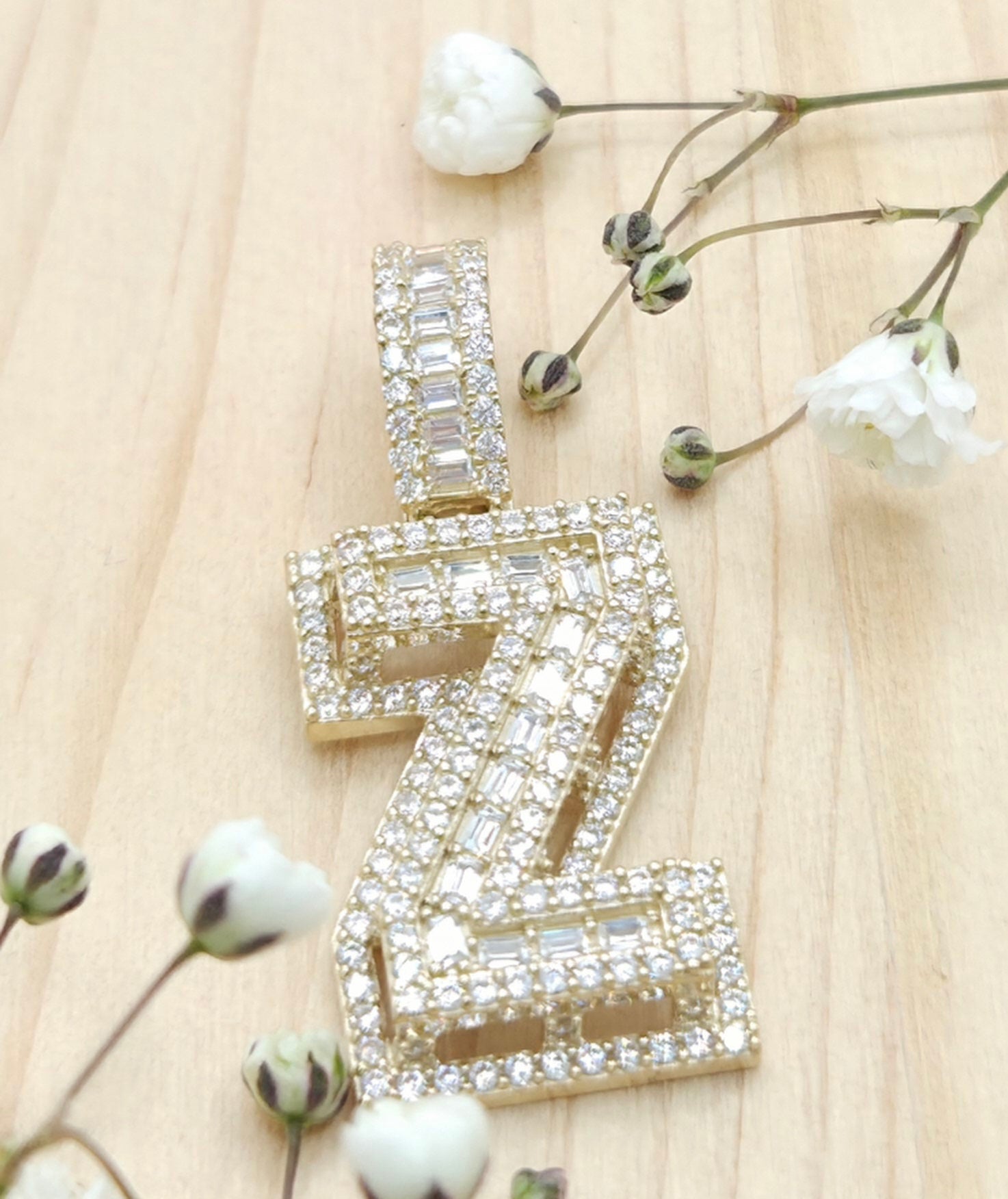 10KT SMALL CZ "Z" LETTER PENDANT  Weight 4.4GR