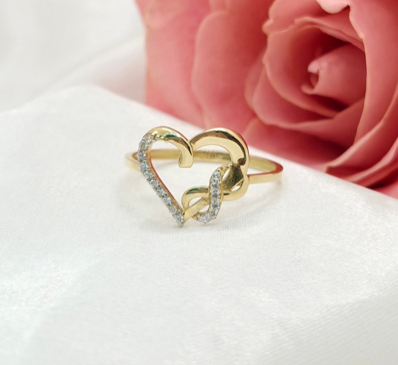 10KT DELICATE CZ SILHOUETTE HEART INFINITY RING  Size 6-7 Weight 1.1GR
