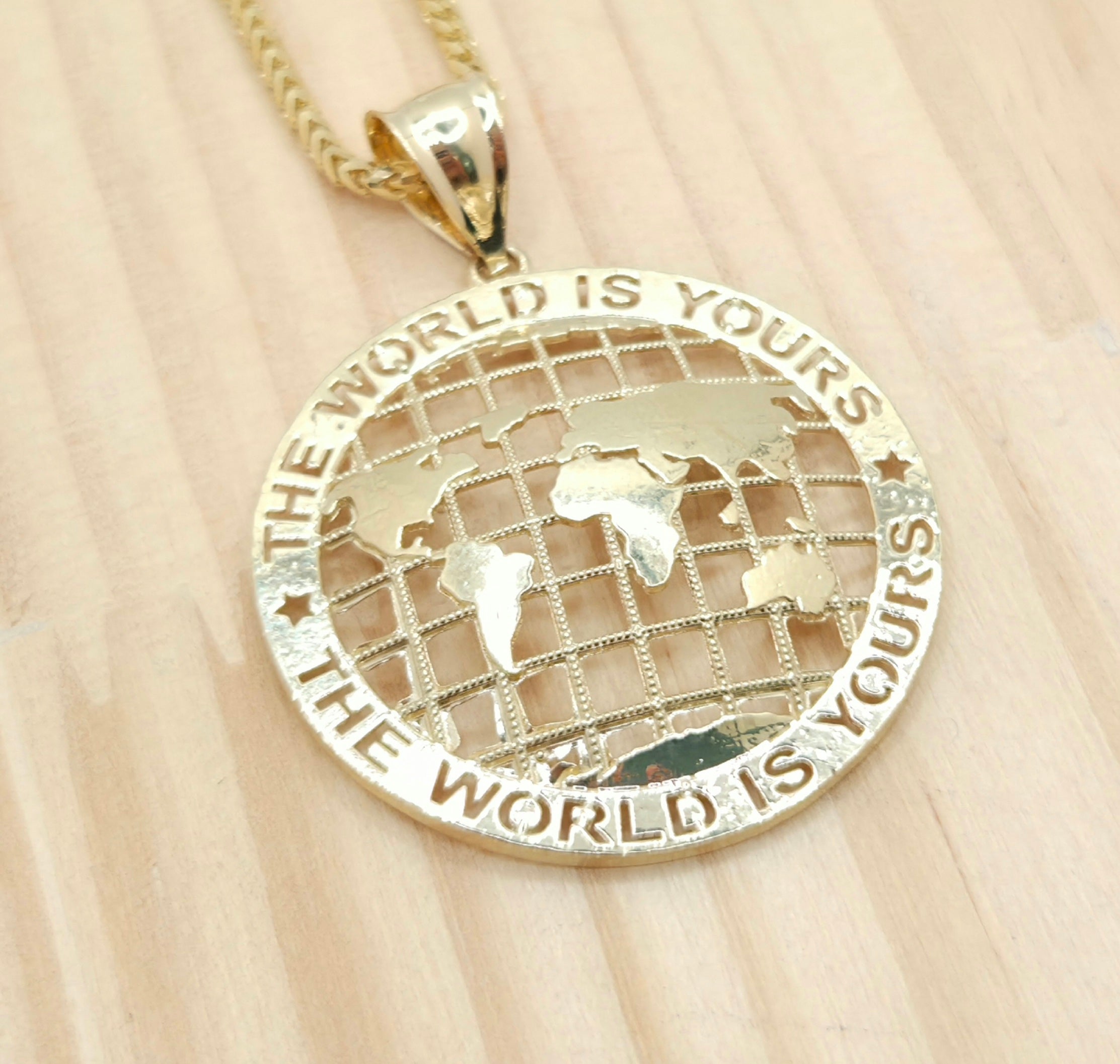 10KT MEDIUM THE WORLD IS YOURS GLOBE PENDANT  Weight 4.2GR