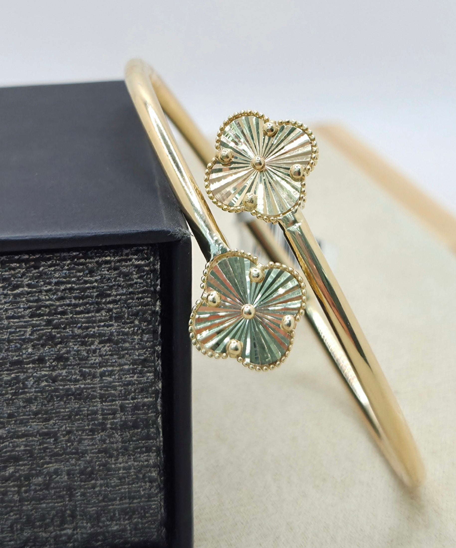 10KT GOLDEN CLOVER BANGLE Size 3mm Weight 5.8GR