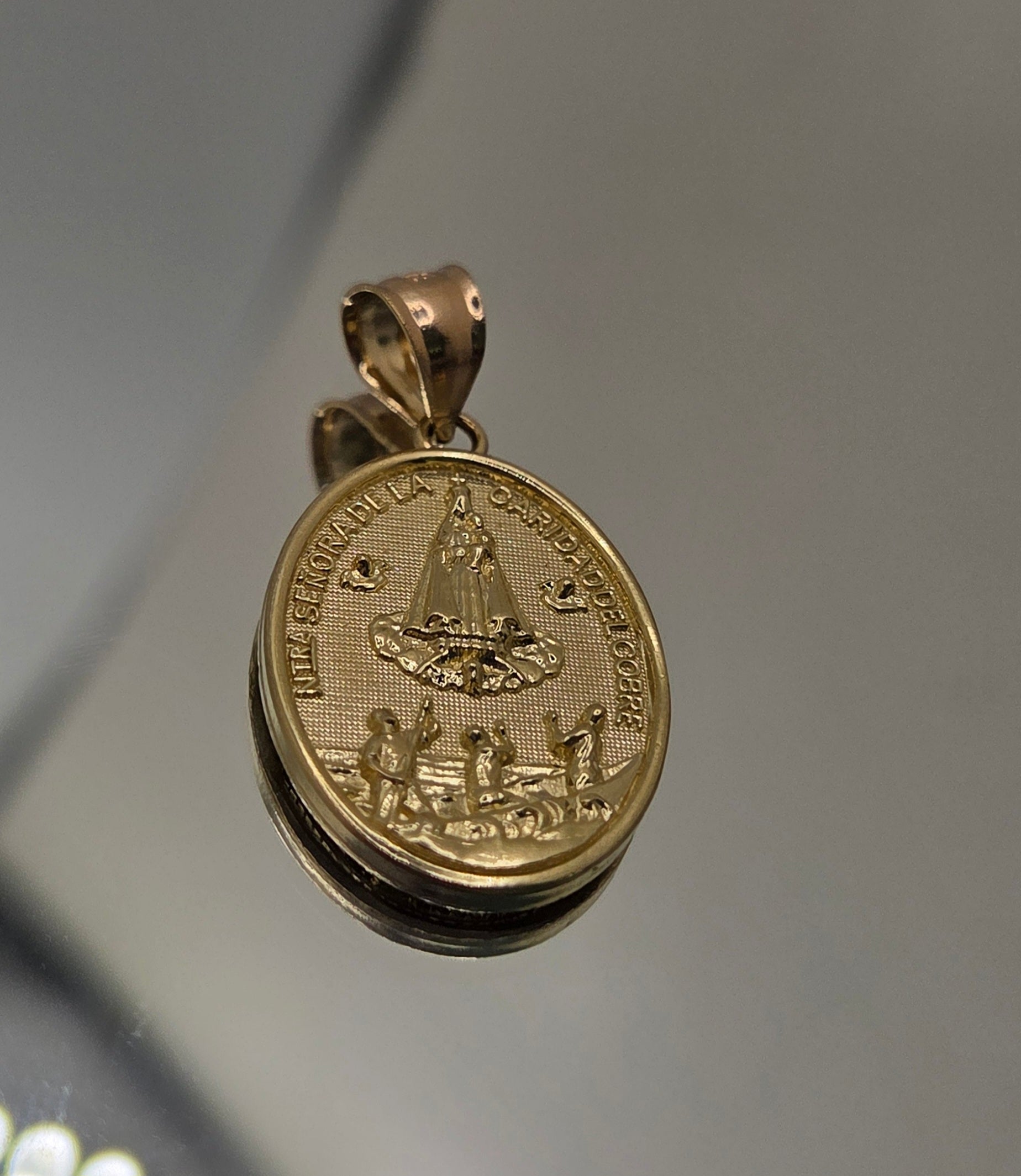 10KT OVAL PLAIN VIRGEN DE LA CARIDAD PENDANT Weight 3.4GR