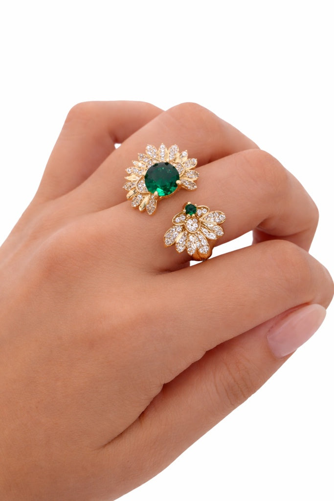 10KT GREEN STONE CZ DETAIL FLOWER RING  Size 7 Weight 4.6GR