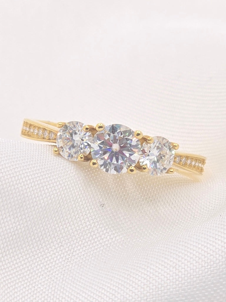 14KT YG ROUND BRILLIANT PAST PRESENT ANS FUTURE MOISSANITE 1CT RING Size 7 Weight 2 GRS