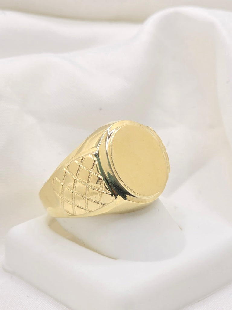 10KT LARGE SOLID ROUND DESIGN ENGRAVABLE MAN'S RING Size 10 Weight 9GR