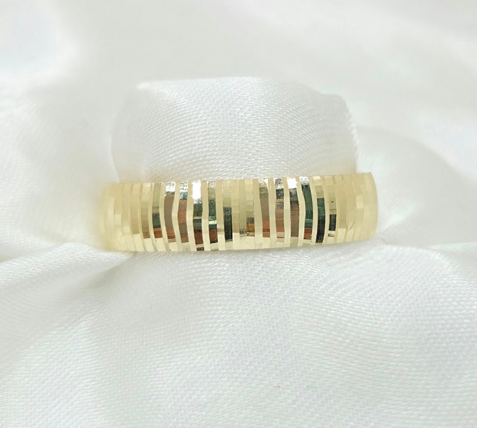 10KT FANCY STRAIGHT CUT DESIGN WEDDING BAND RING Size 10 5MM Weight 2.6GR