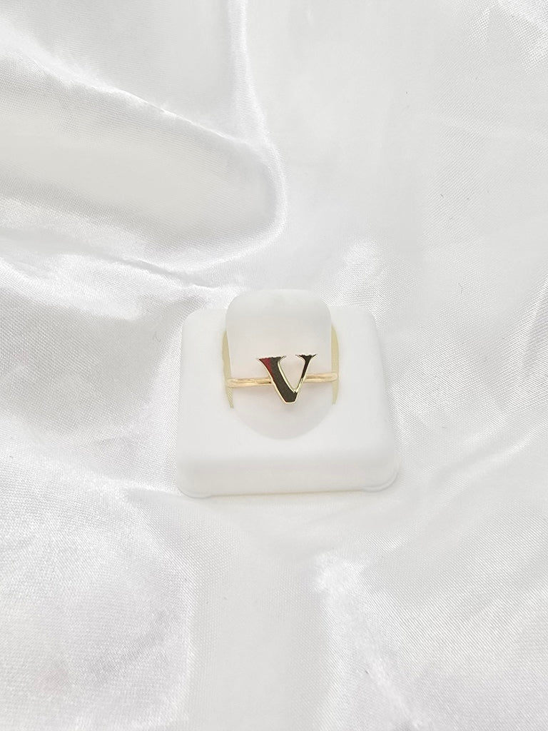 14KT "V" LETTER RING Size 7 Weight 1.2GR