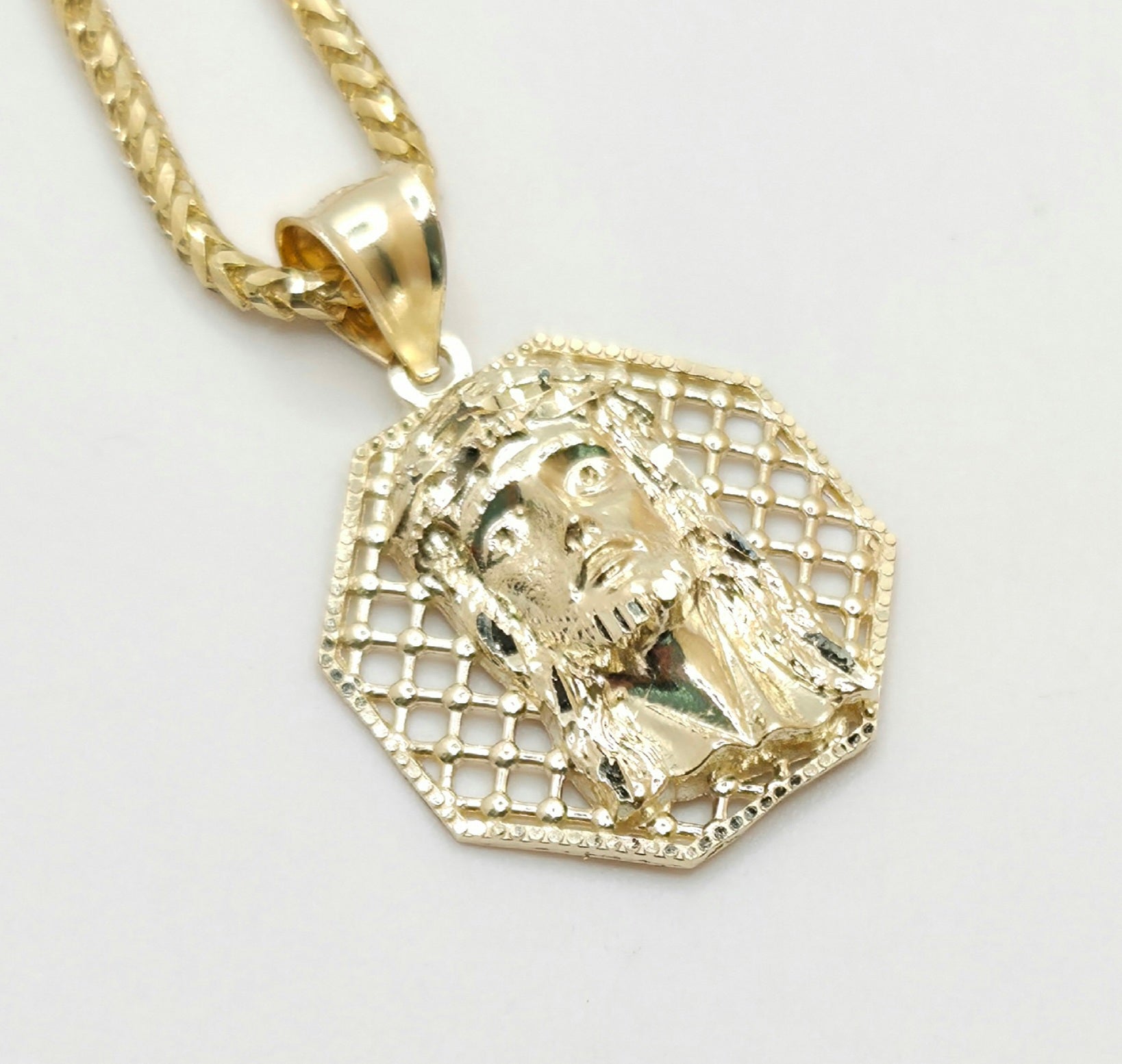 10KT MEDIUM OCTAGON NET BACKGROUND JESUS FACE Weight 2.4GR.