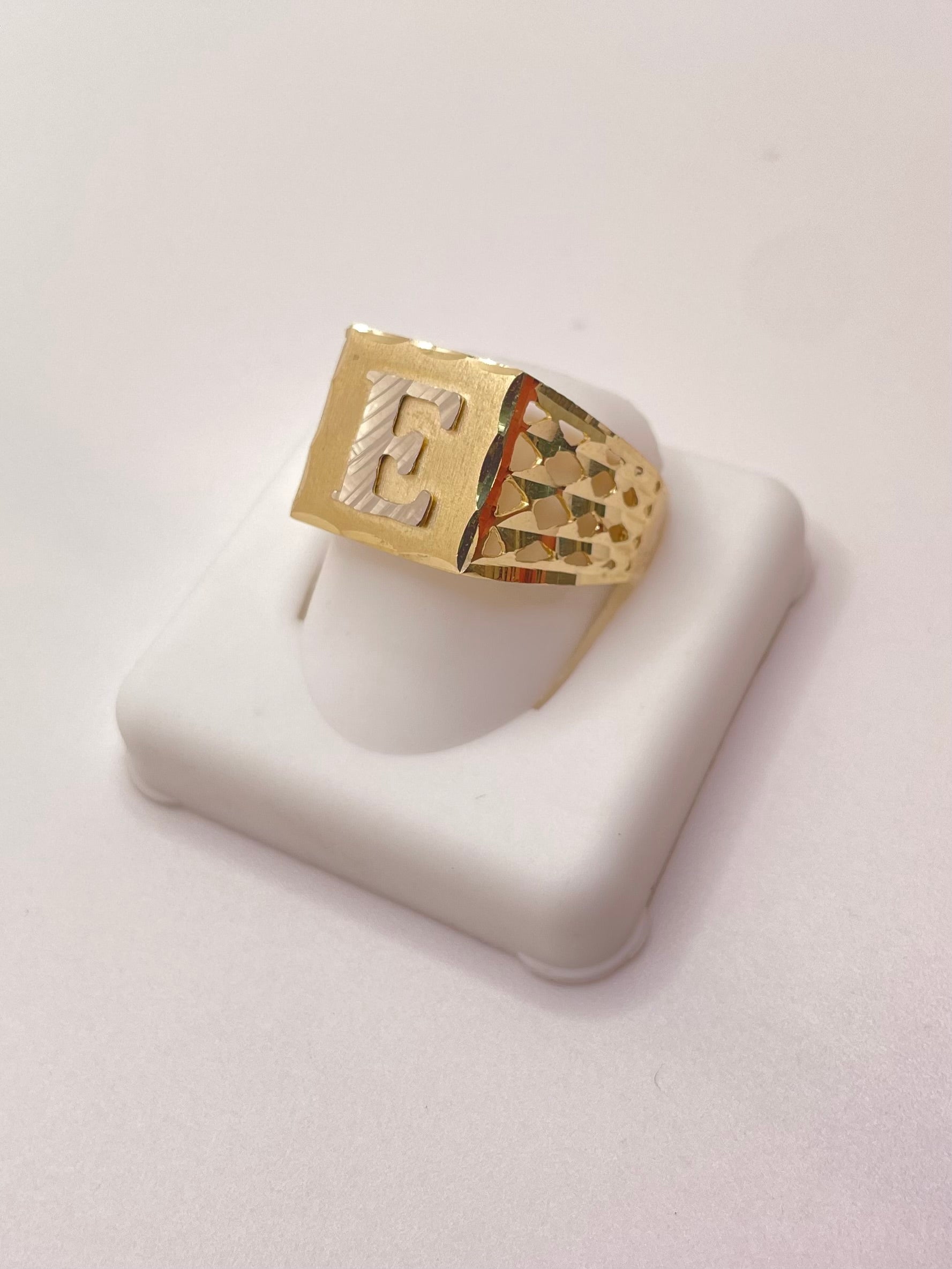 10KT MEN'S LETTER "E" RING Size 10 Weight 4GR