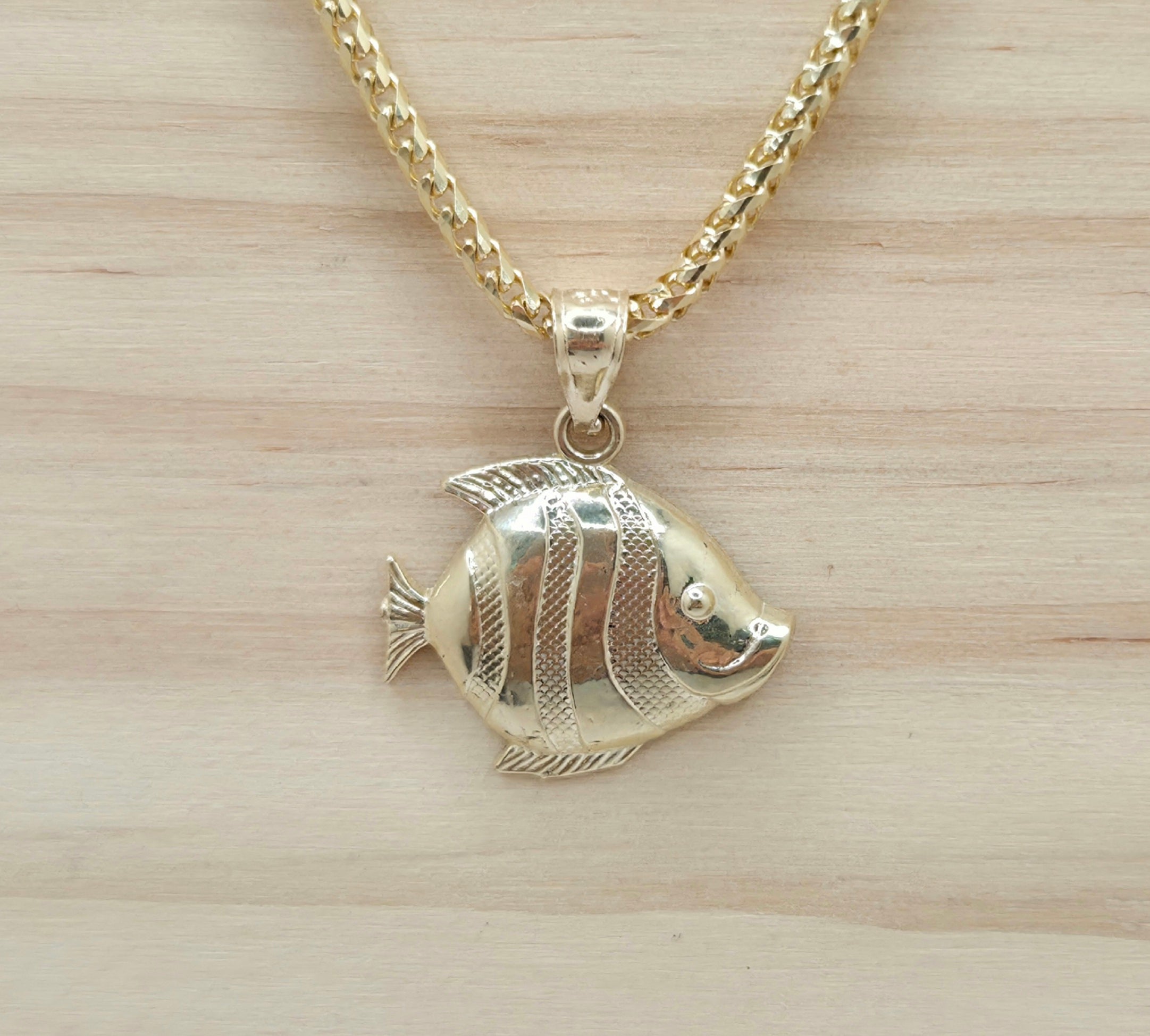 10KT SMALL FISH PENDANT  Weight 1.3GR