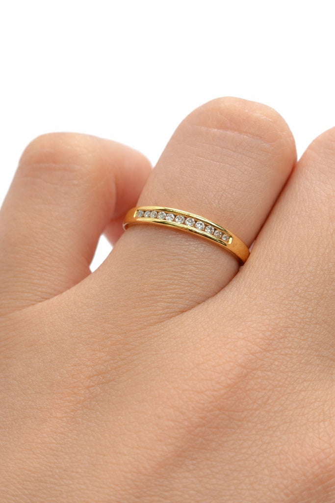 10KT DELICATE BAND DIAMOND WOMAN'S RING Size 6.5 Weight 1.2GR