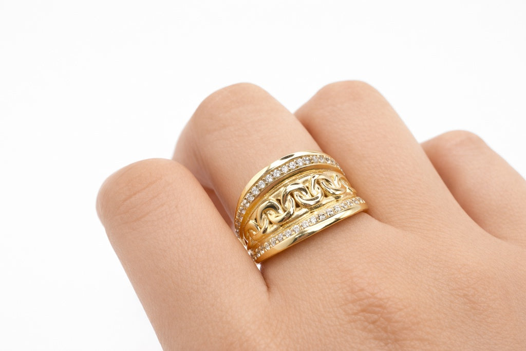 14KT ROUND STYLE RING FULL OF DETAILS OF CZ Size 8 Weight 6GR