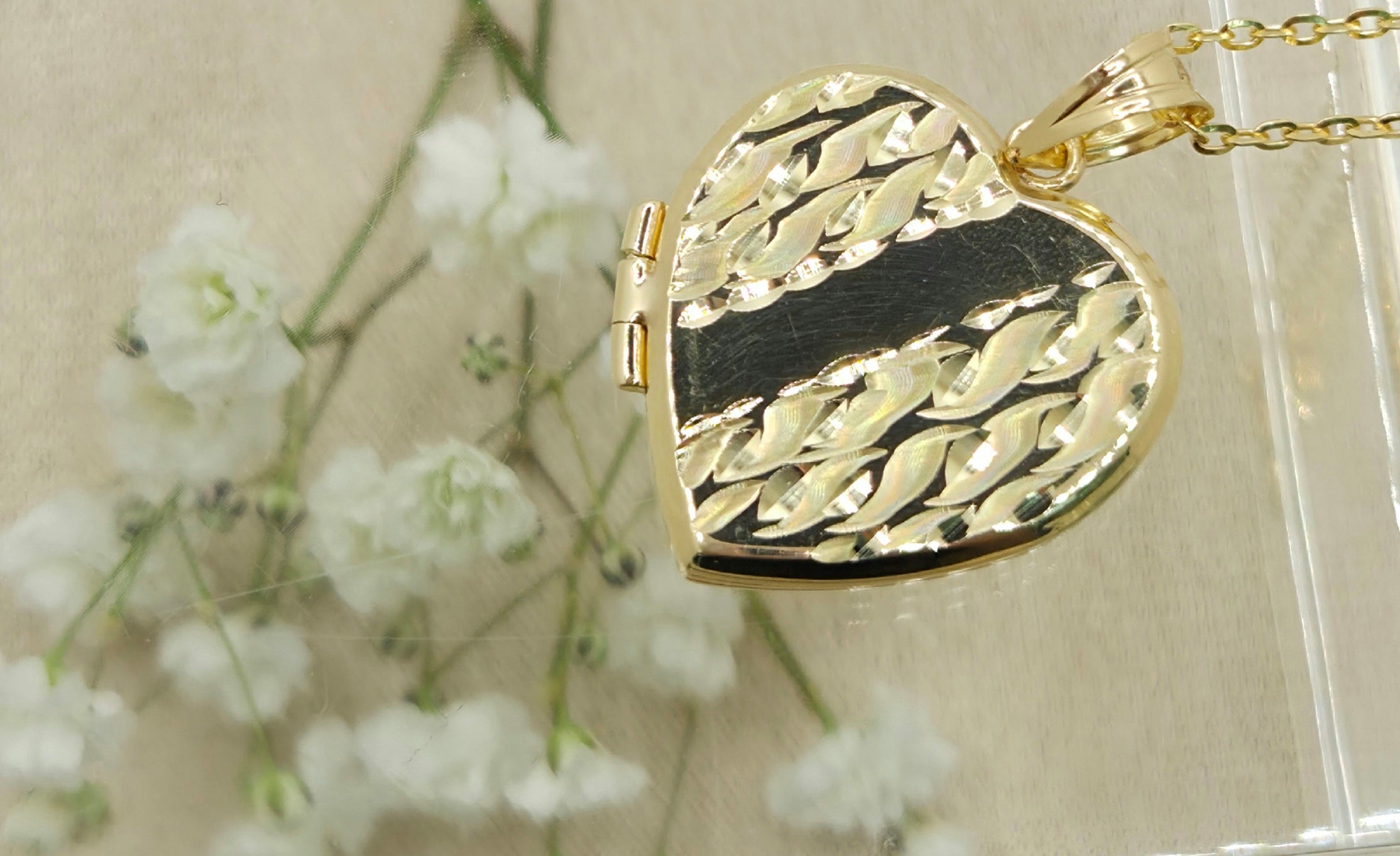 10KT DIAMOND CUT HEART MEMORIAL PENDANT Size 25mm X 25mm Weight 5.9GR