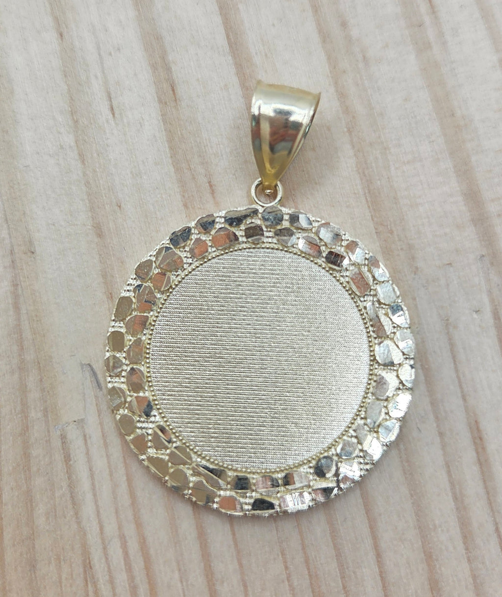 10KT NUGGET FRAME ROUND MEMORIAL PENDANT Weight 5.3GR