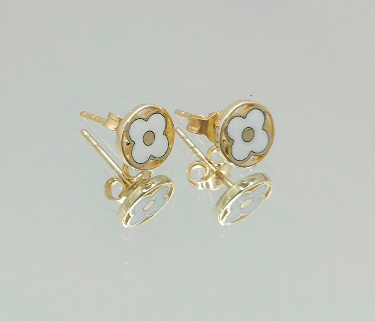 14KT SMALL ROUND WHITE CLOVER INSIDE EARRING Weight 1.2GR