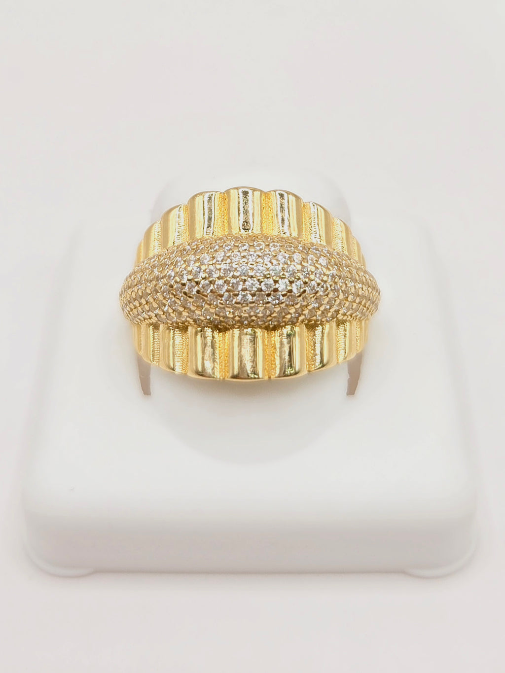 14KT ELEGANT RING WITH CZ DETAILS Size 8 Weight 5.3GR