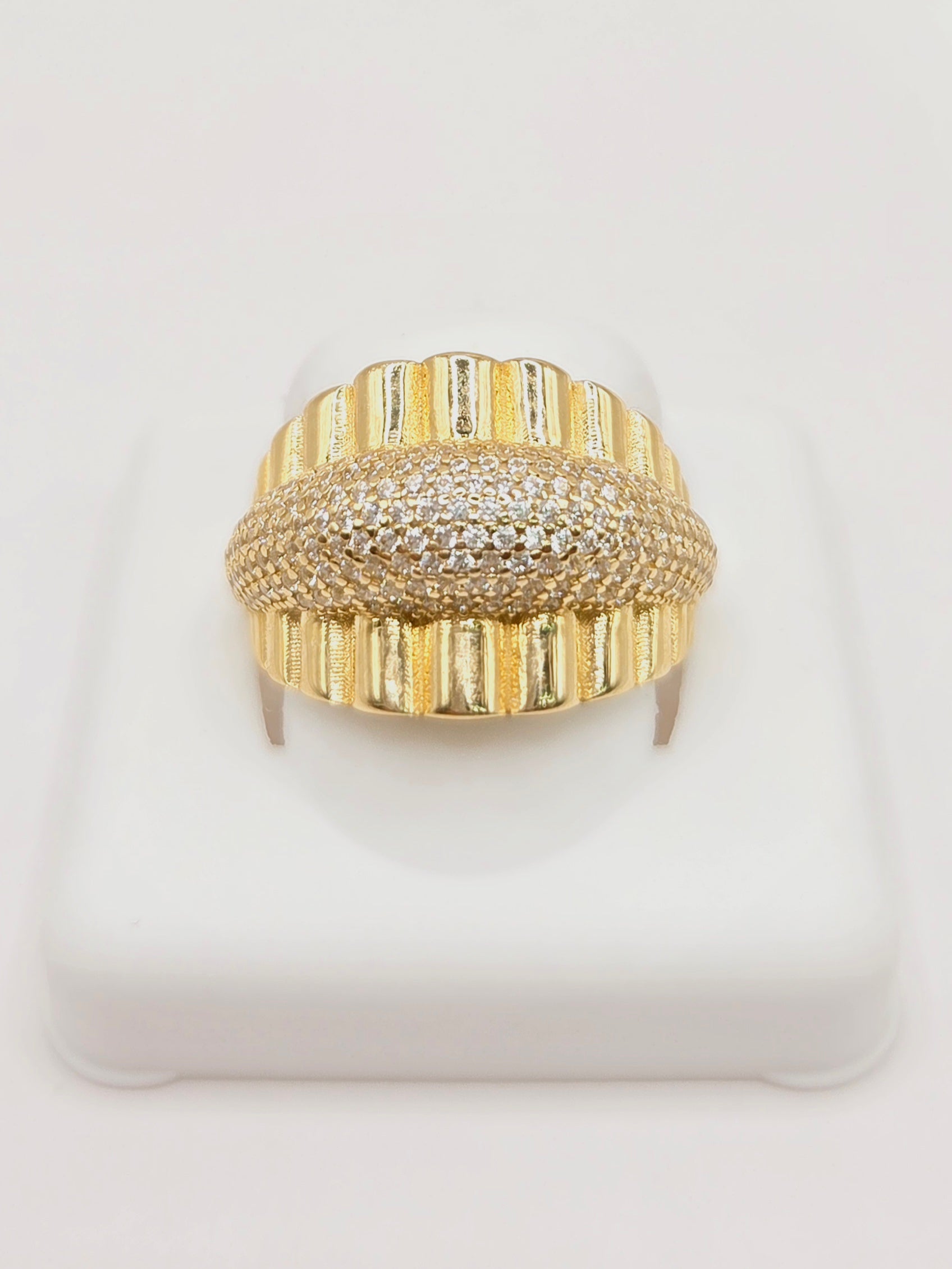 14KT ELEGANT RING WITH CZ DETAILS Size 8 Weight 5.3GR