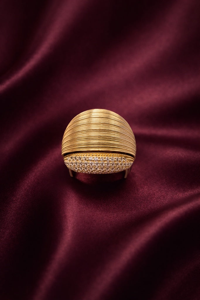 10KT MODERN STRIATED RING WITH CZ ROW DETAIL Size 7-8 Weight 6GR