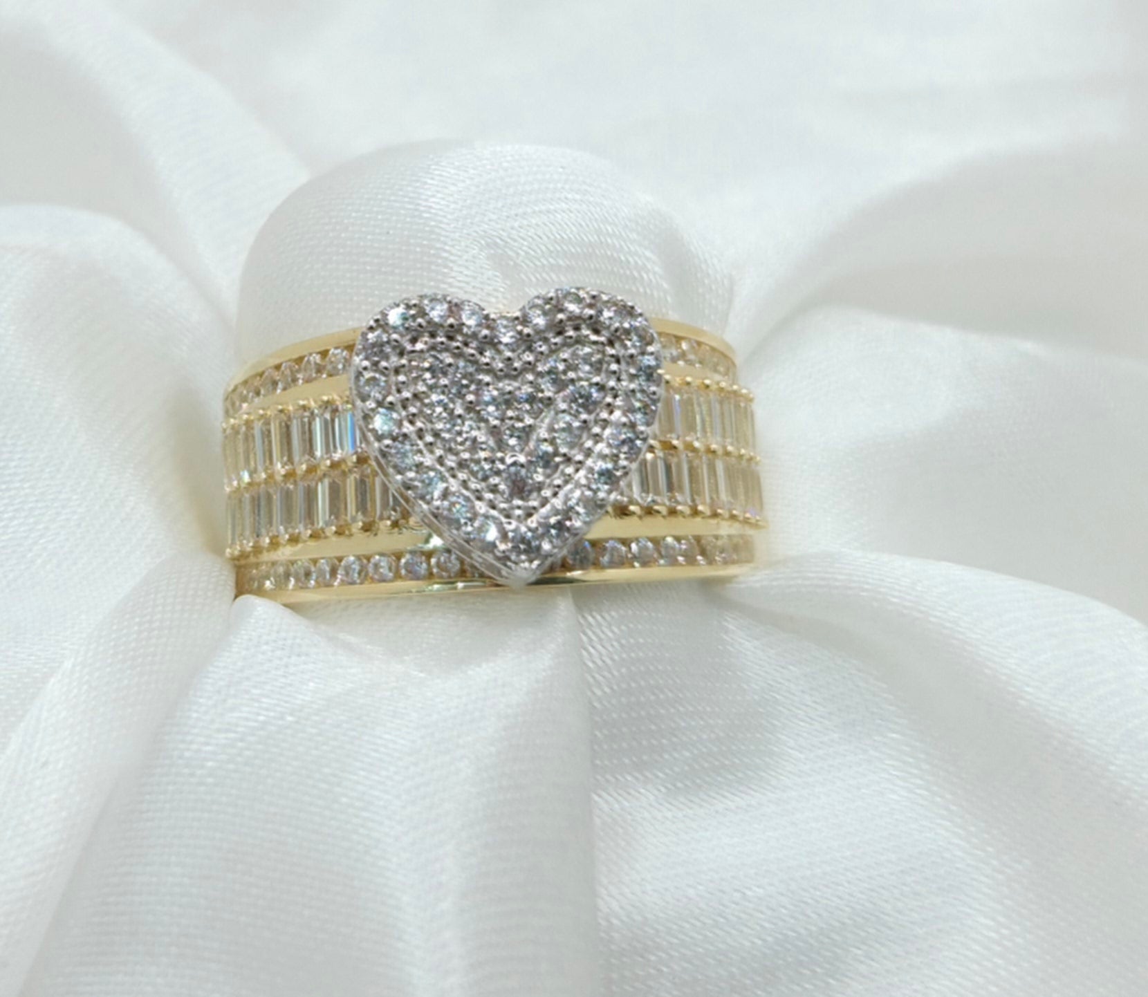 10KT CZ HEART RING WITH TWO ROW ZIRCONIA BAR DETAIL Size 7-8 Weight 4.2GR