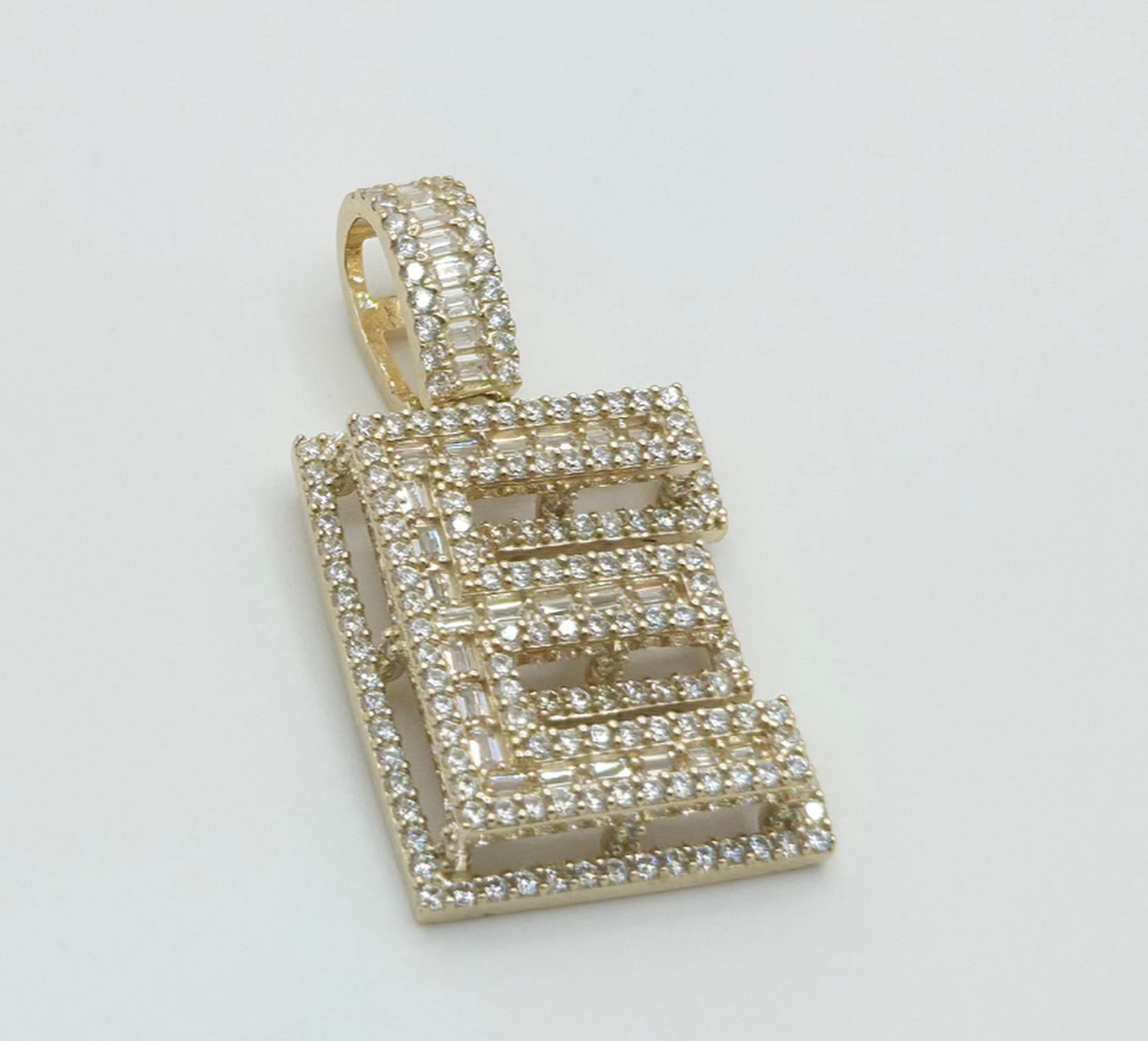 10KT MEDIUM CZ "E" LETTER PENDANT Weight 5.6GR