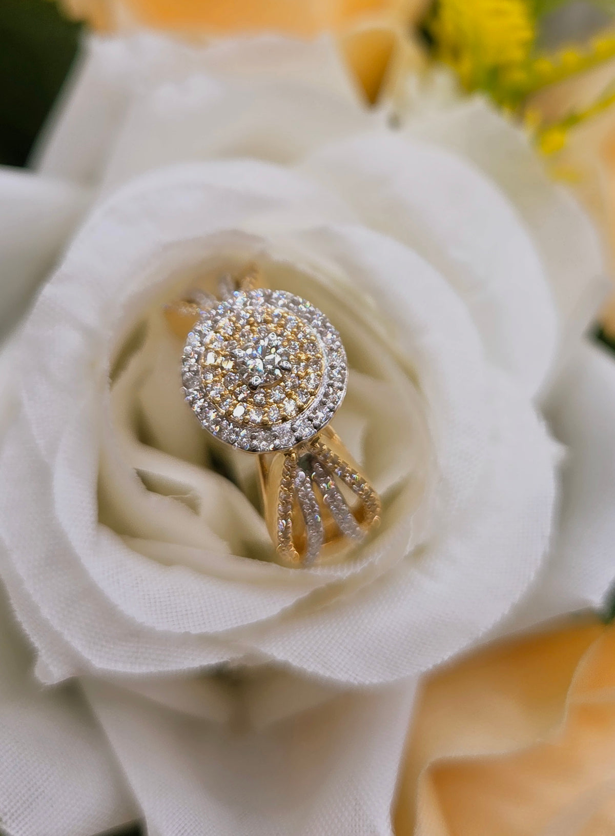 14KT EXOTIC ROUND TWO TONE DETAILS NATURALS DIAMONDS WOMAN'S RINGSize 7.5 Weigth