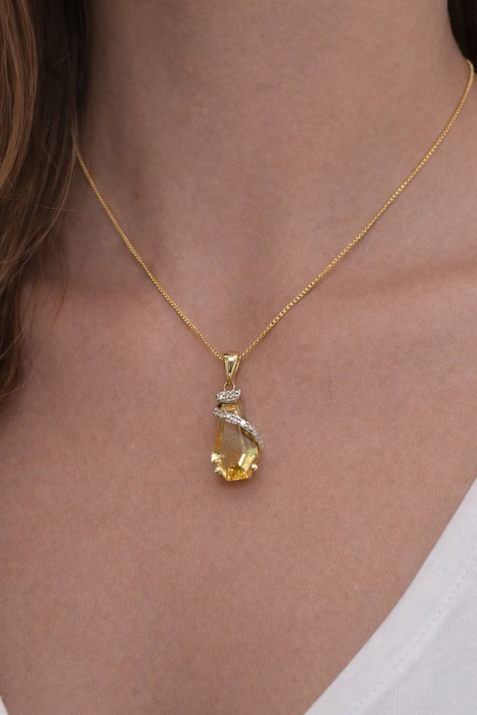 10KT CITRINE STONE NATURAL DIAMOND ELEGANT PENDANT Size SMALL Weigth 1.9GR