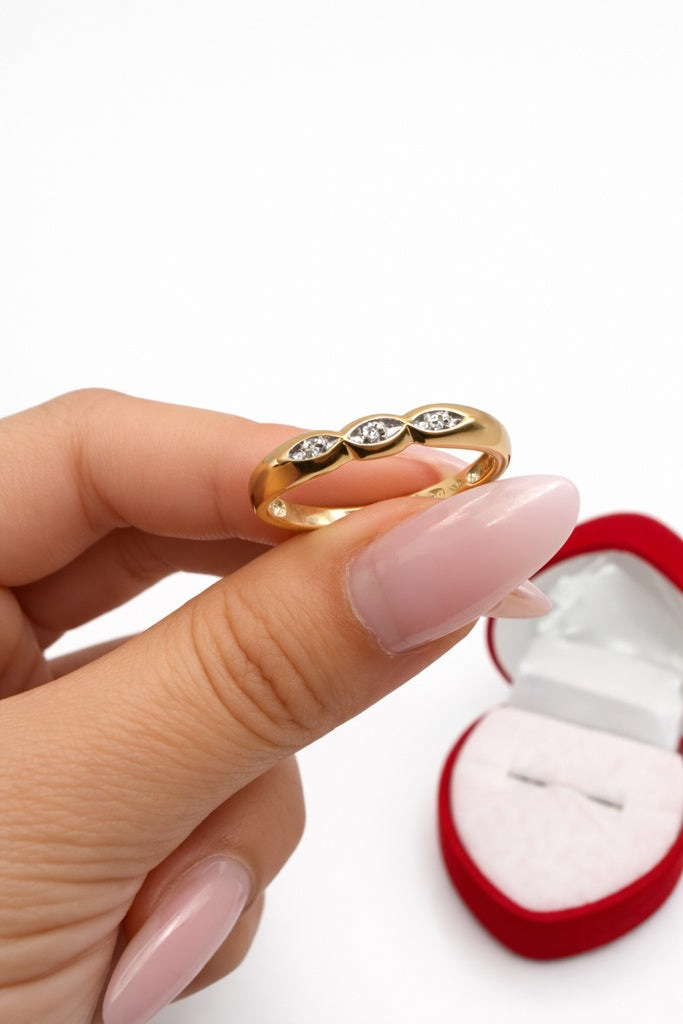 10KT DELICATE THREE OVALS DIAMOND RING Size 10 Weigth 1.8GR