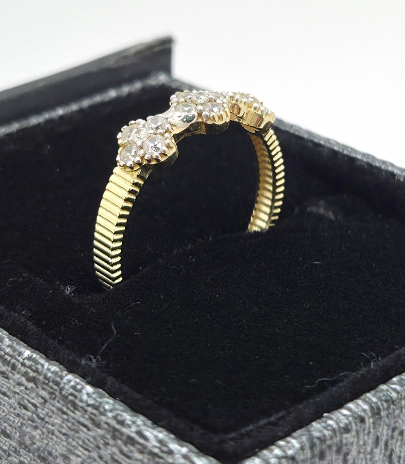 10KT WHITE CZ SMALL FLOWERS RING Size 8 Weight 2GR