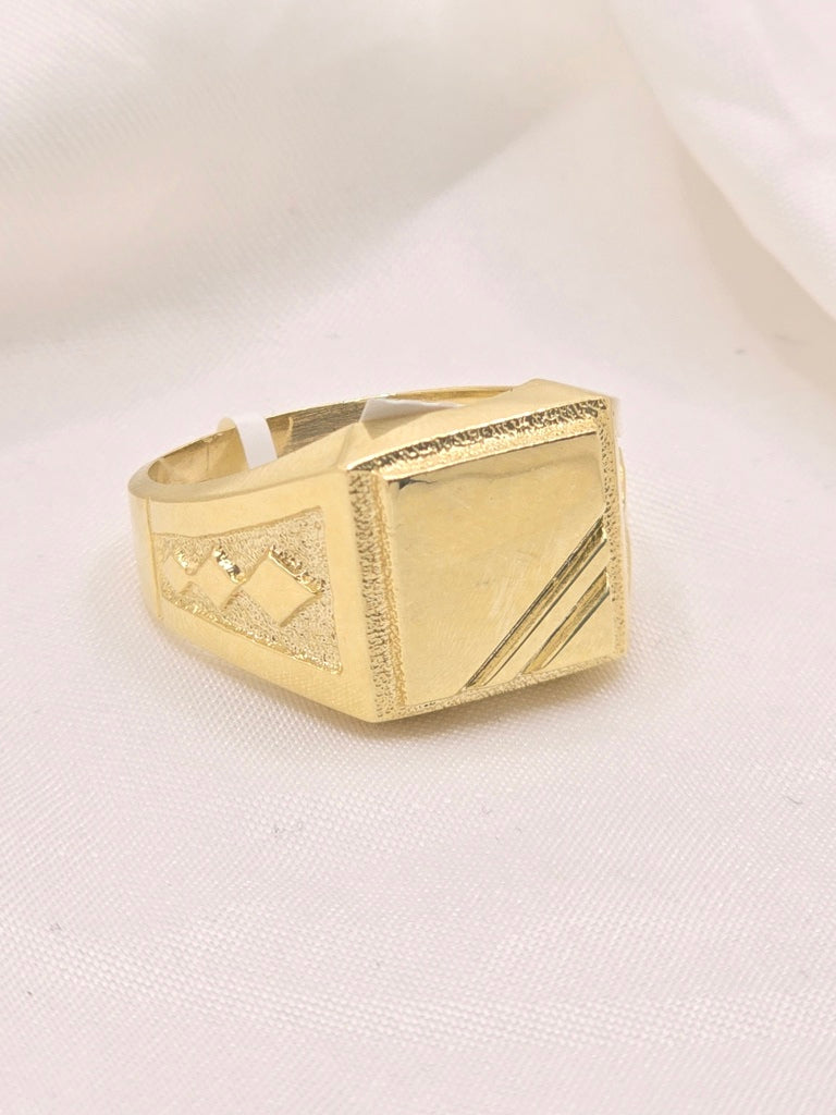 10KT SQUARE DEISGN RHOMBUS DETAIL ENGRAVABLE MAN'S RING Size 10 Weight 6.4GR