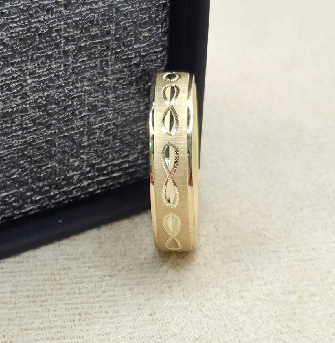 10KT FANCY INFINITY DETAIL WEDDING BAND RING  Size 8 5MM Weight 3GR