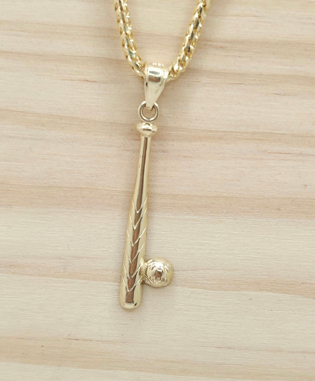 10KT BAT AND BALL PENDANT Weight 1.4GR