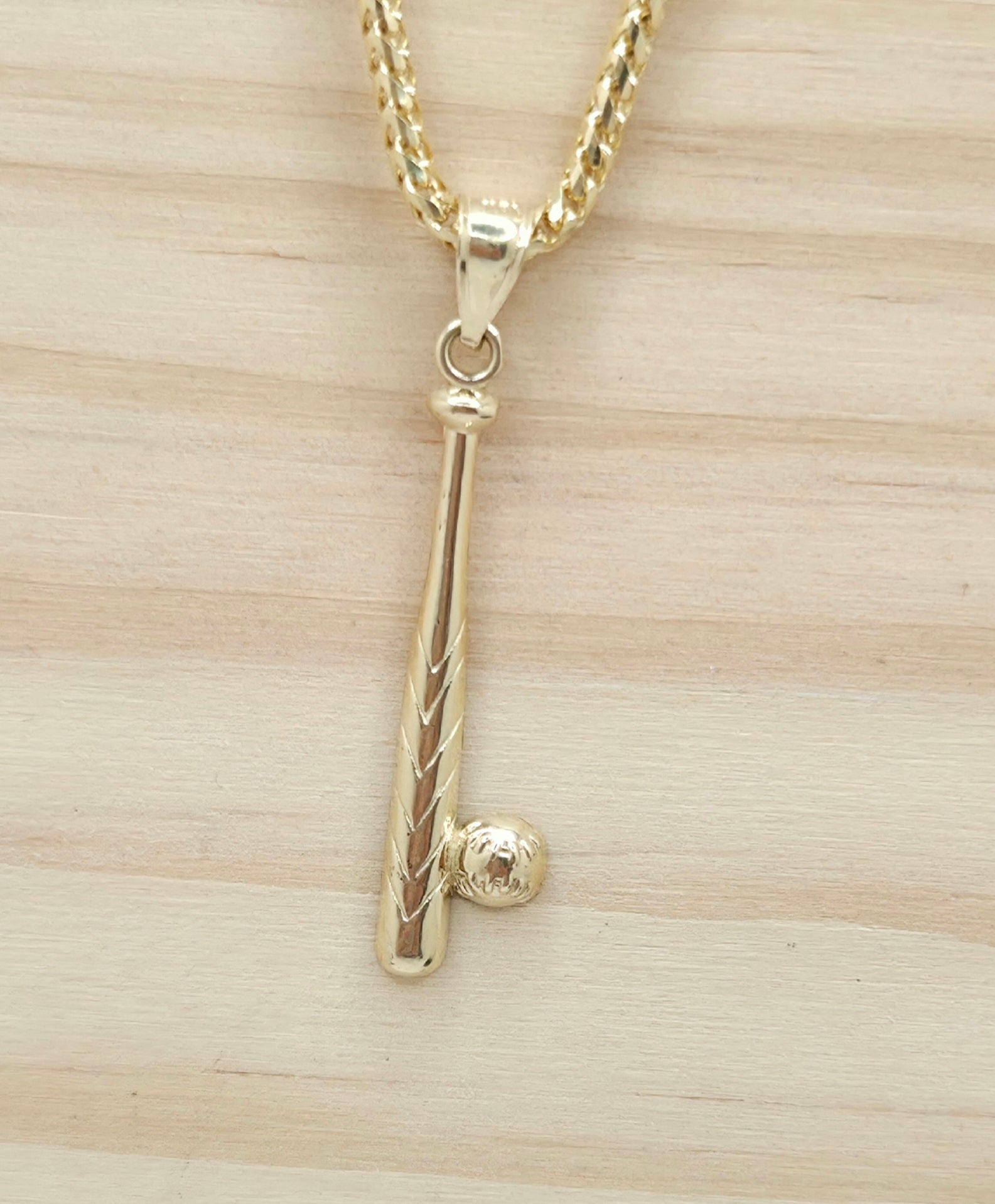 10KT BAT AND BALL PENDANT Weight 1.4GR