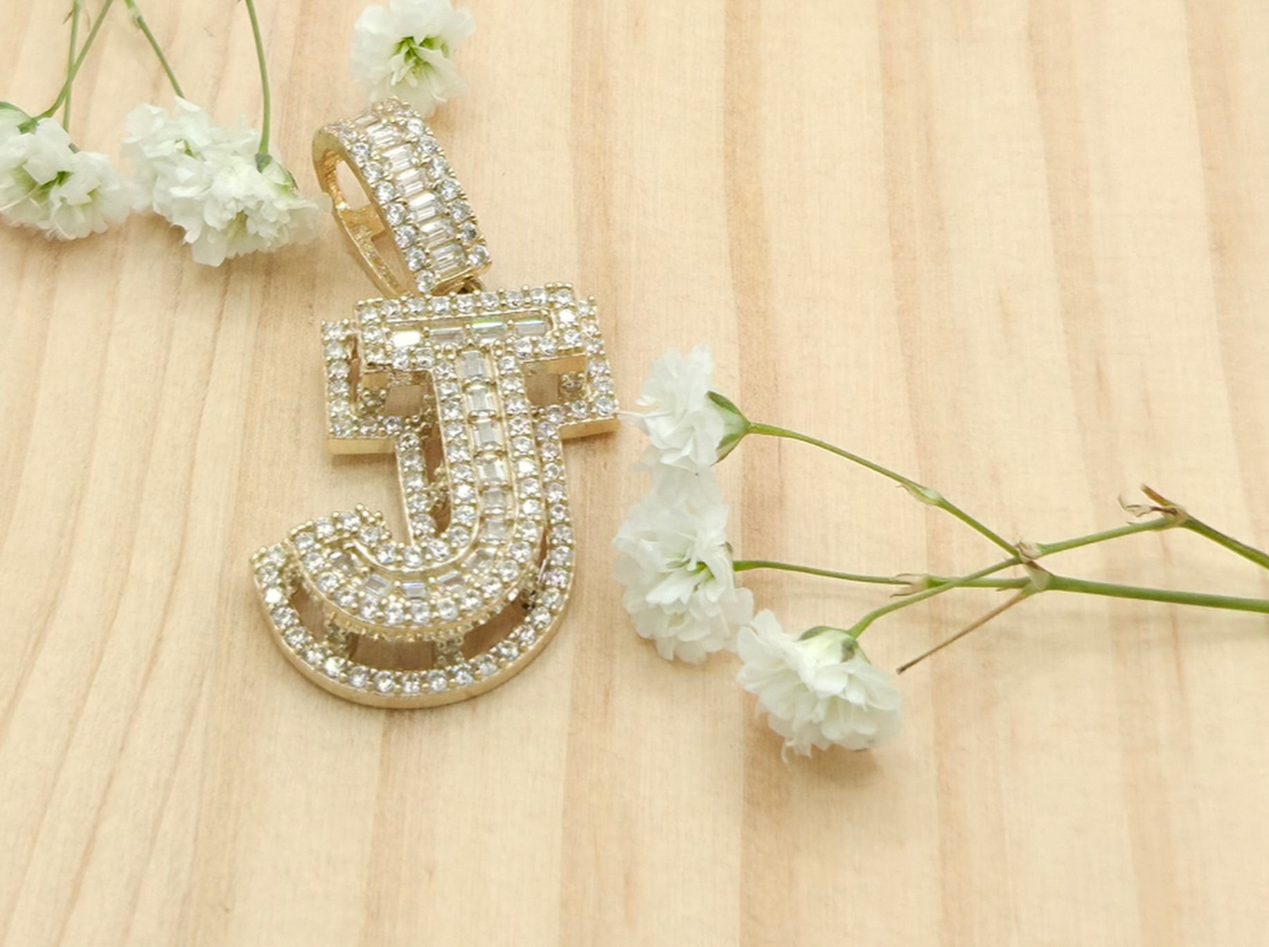 10KT MEDIUM CZ "J" LETTER PENDANT Weight 5.1GR