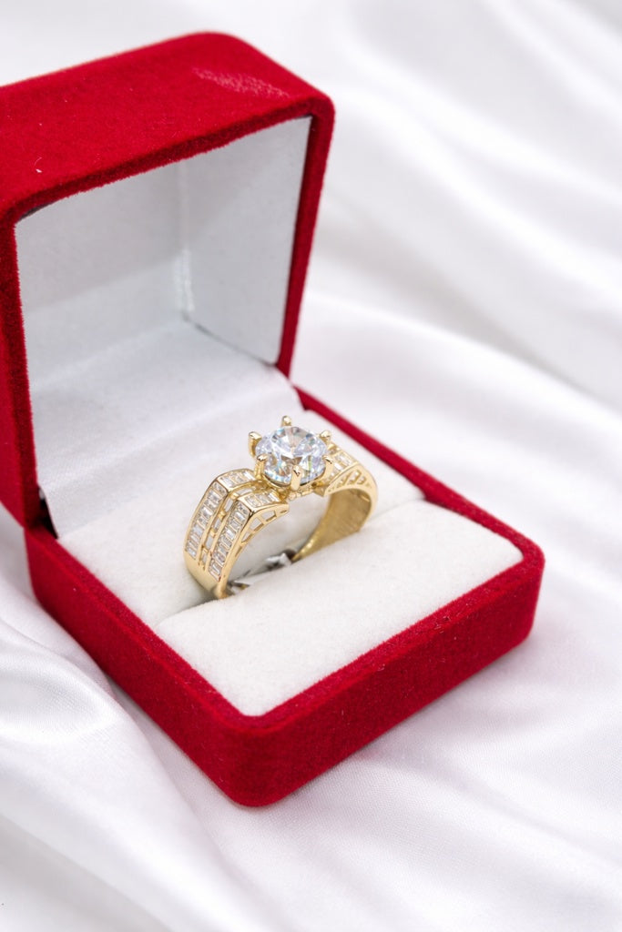 10KT BEAUTIFUL ENGAGEMENT RING WITH BAGUETTE DETAILS SIZE 8 Weight 4GR