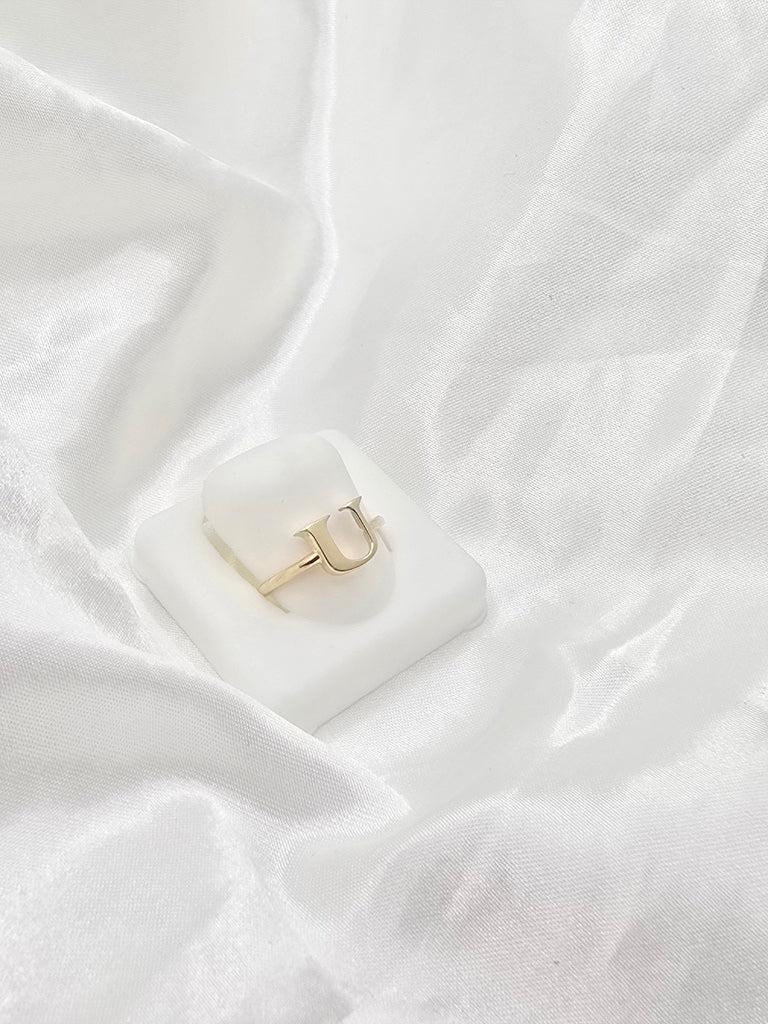 14KT "U" LETTER RING Size 7 Weight 1.3GR